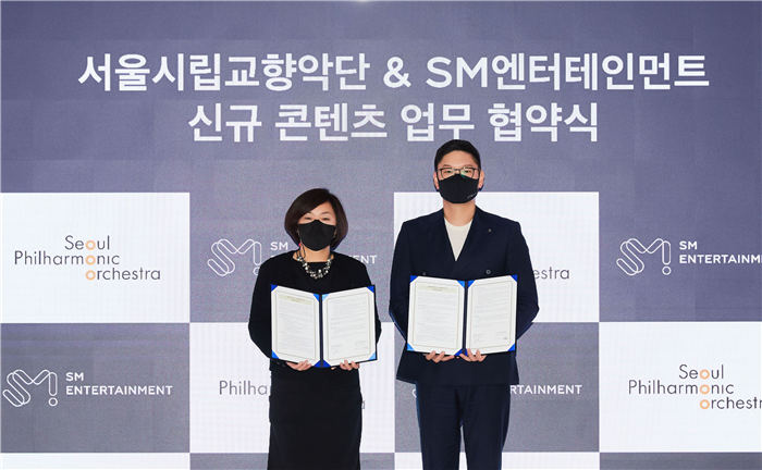 SM娱乐与首尔市立交响乐团业务签约仪式现场图片(左起首尔市立交响乐团代表理事、SM娱乐代表卓荣俊).jpg