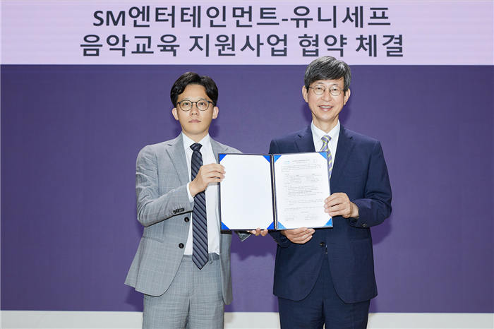 SM共同代表李圣洙、联合国儿童基金会韩国委员会事务总长李基哲(音译)签约仪式图片(从左到右).jpg